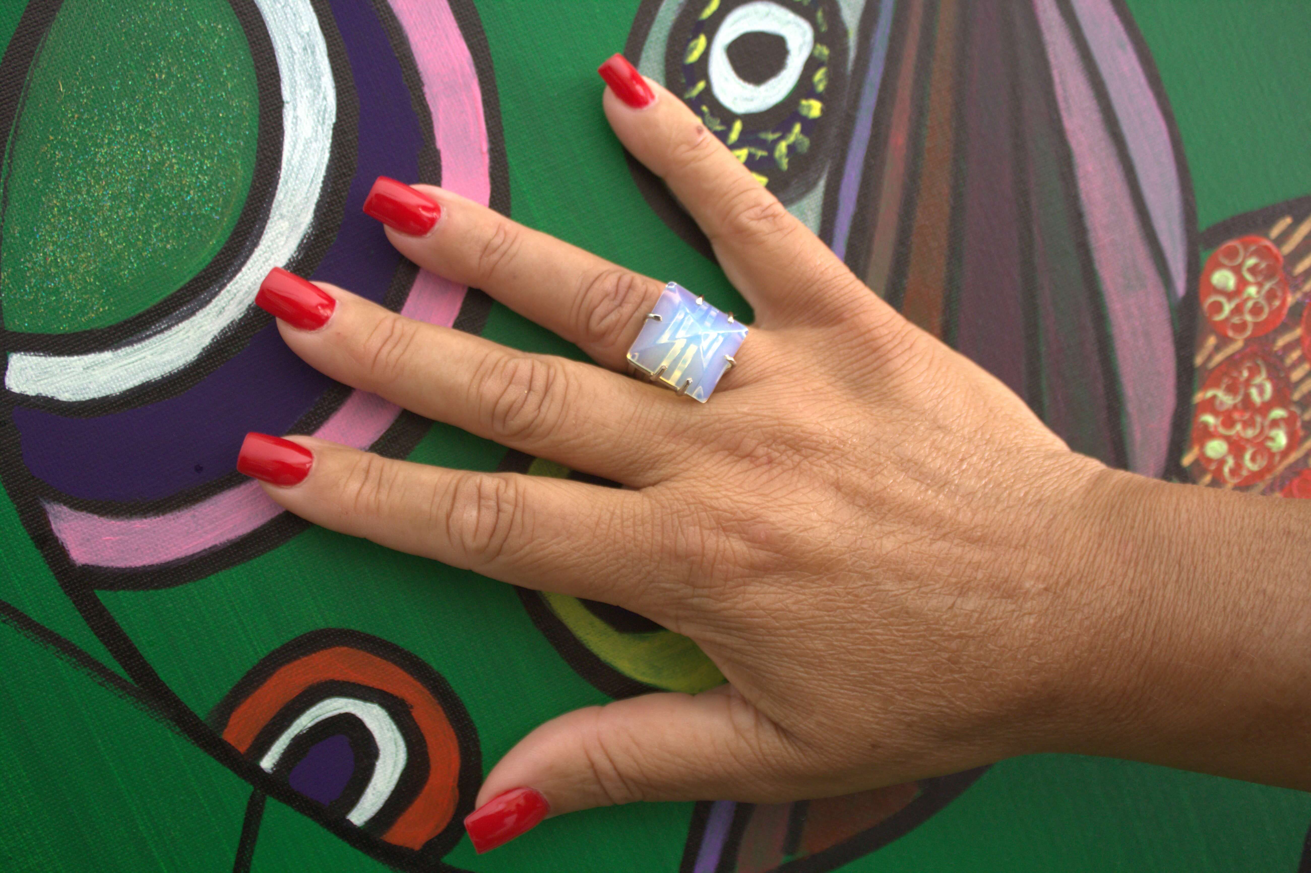 Anillo pirámide de piedra lunar